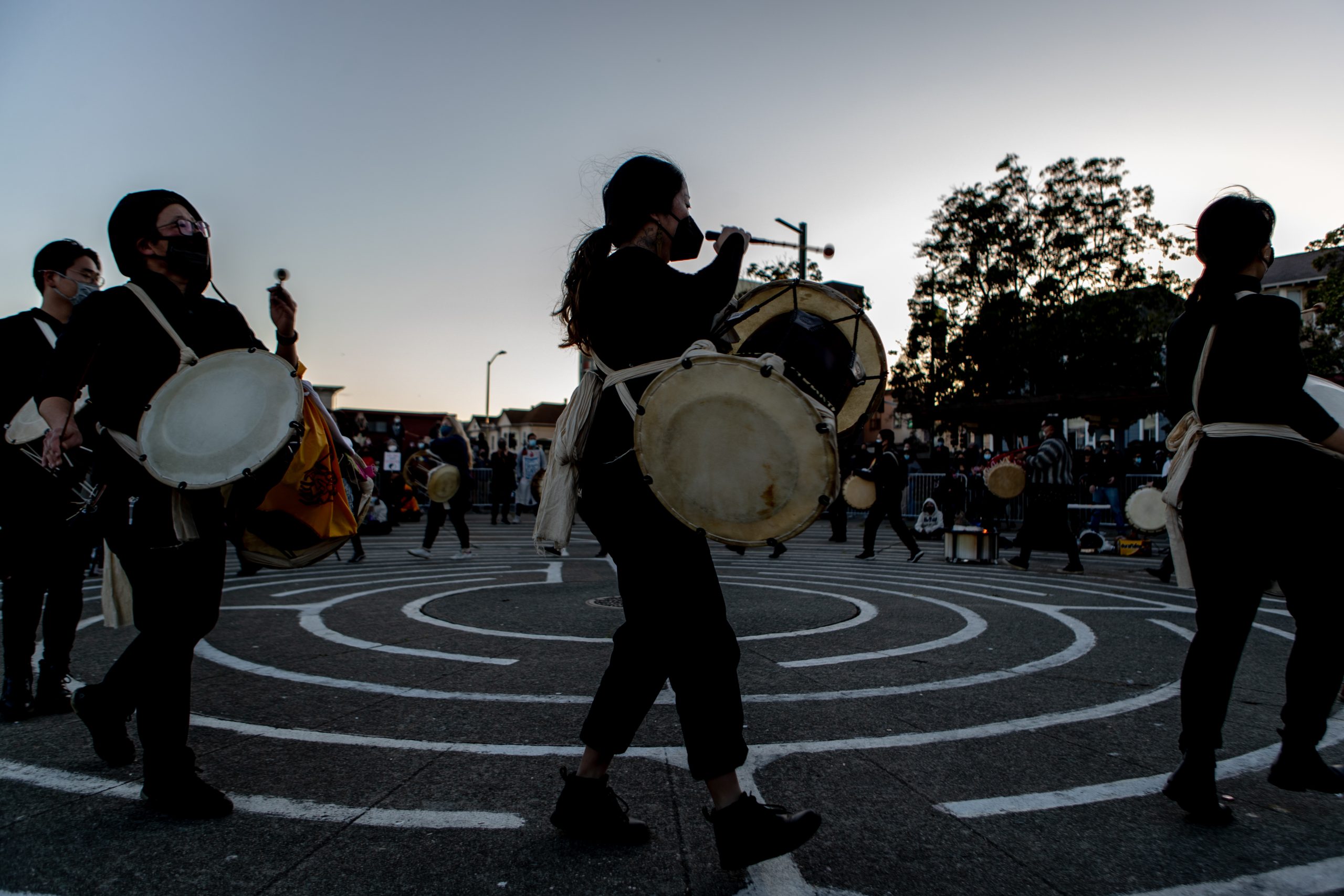 A image of Korean drummers' sillouettes