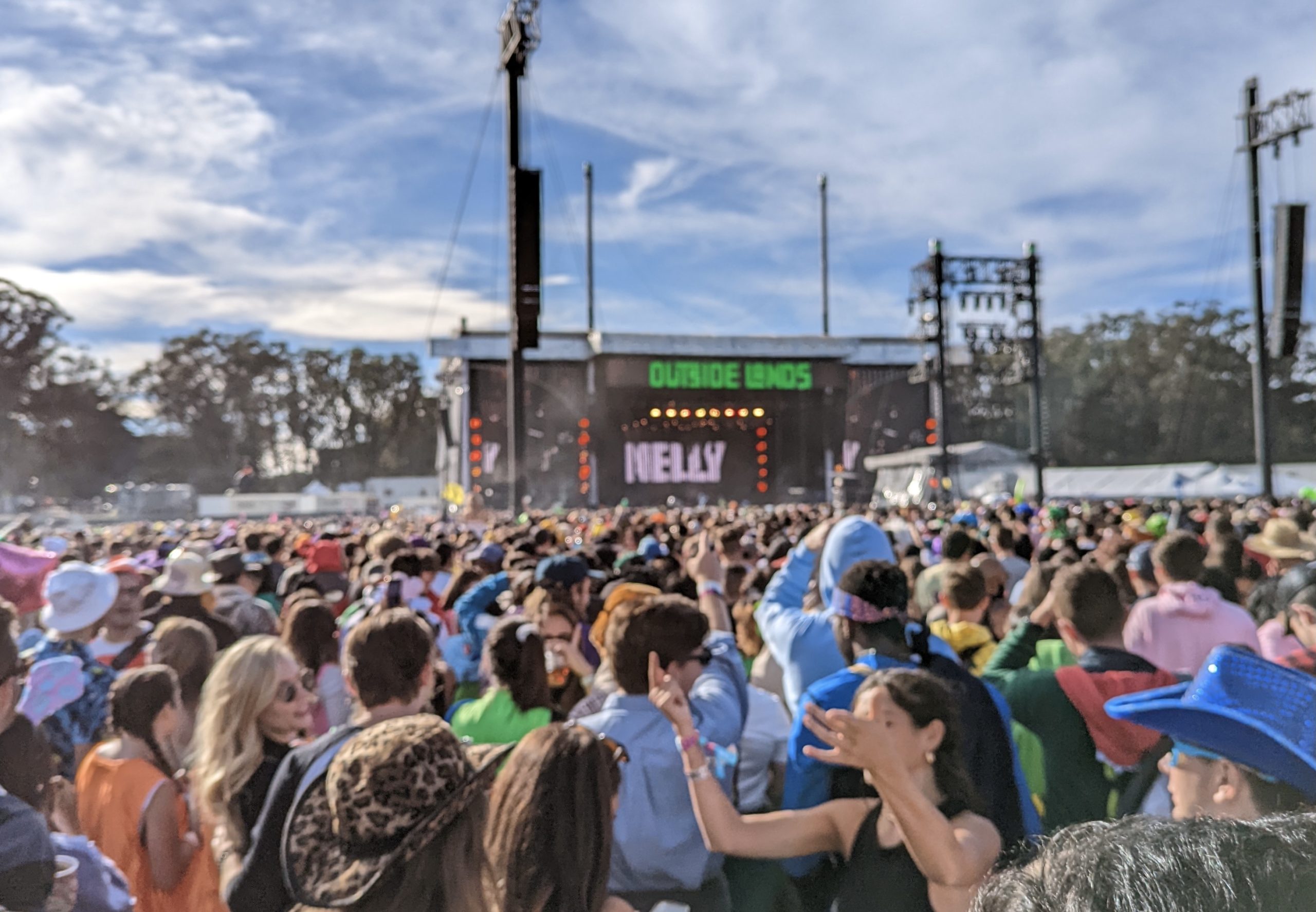 A crowd in front of a concert