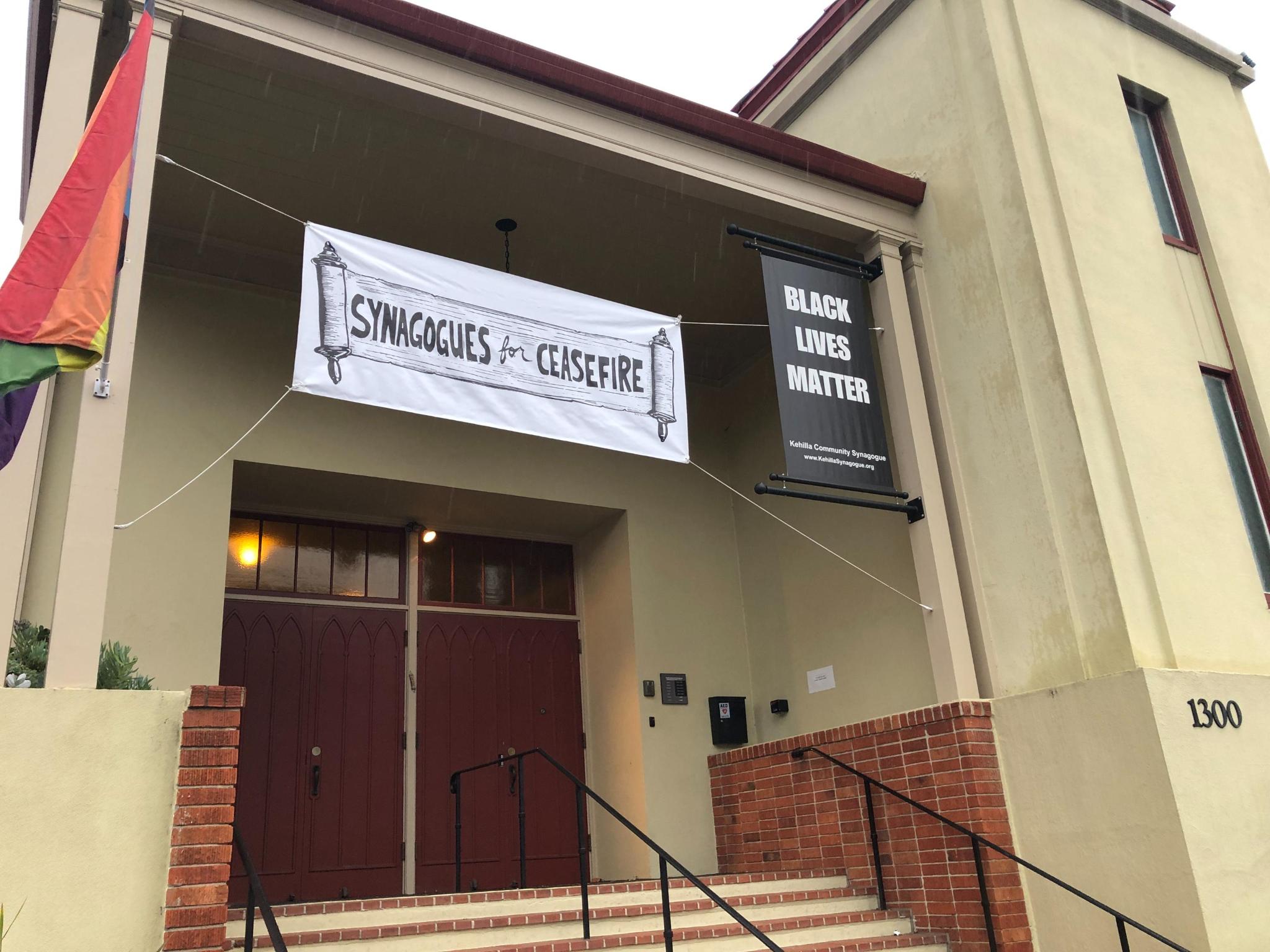 An image of a synogogue with a ceasefire banner.